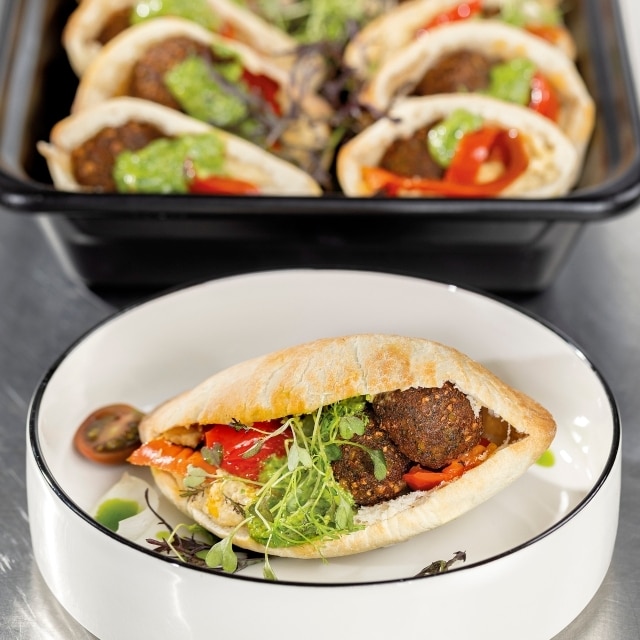 Pita/ humus/ falafel/ pieczona papryka/ pesto zielone